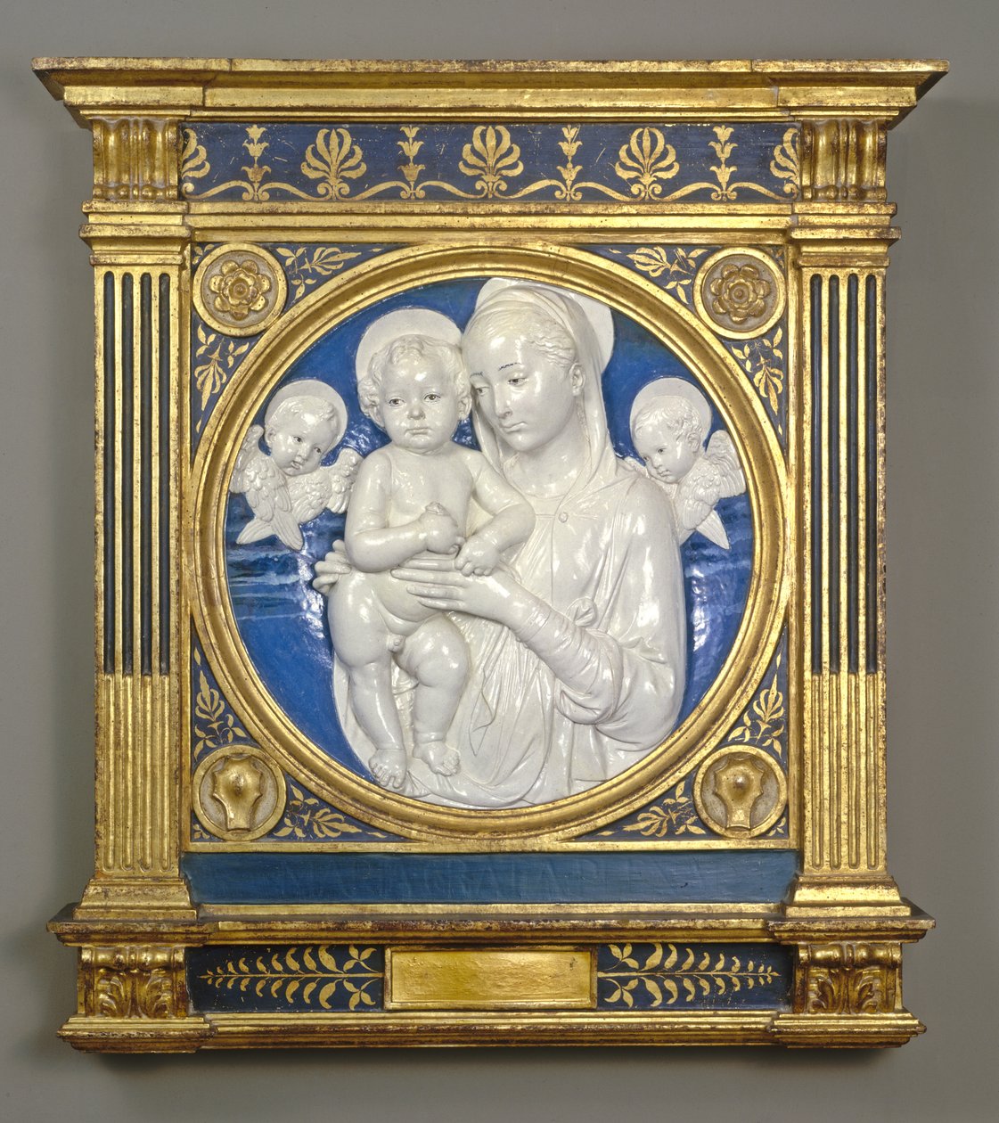 Madonna und Child with Cherubs, ca. 1485 (glaseret terracotta) af Andrea Della Robbia