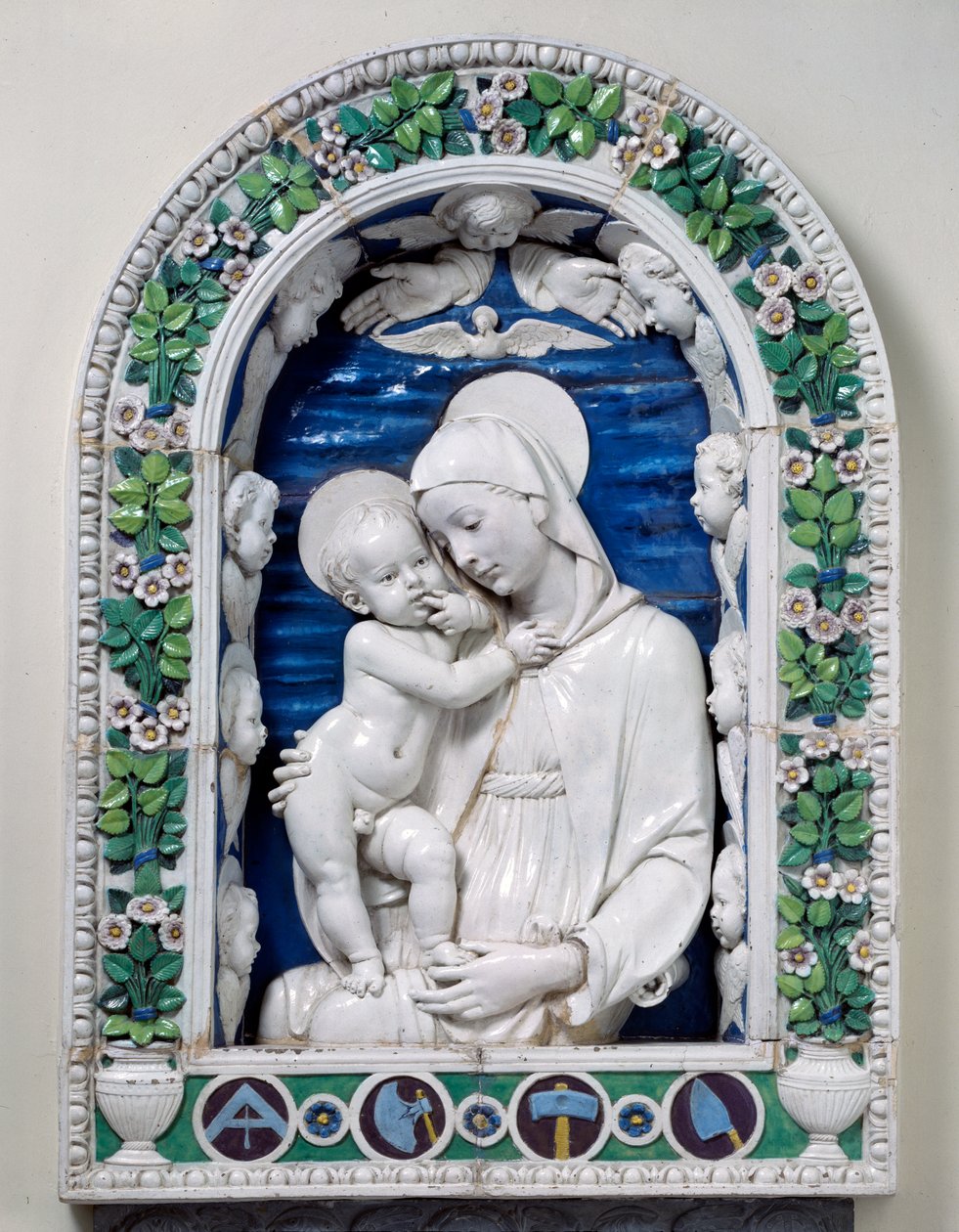 Madonnaen og barnet (Arkitekternes Madonna) (glaseret terracotta) af Andrea Della Robbia