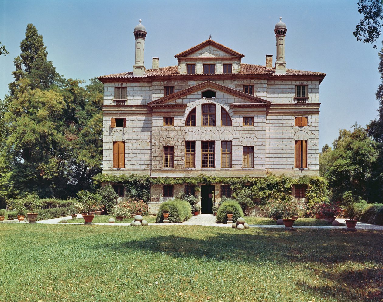 Udsigt over havefacaden, bygget 1559-60 af Andrea Palladio