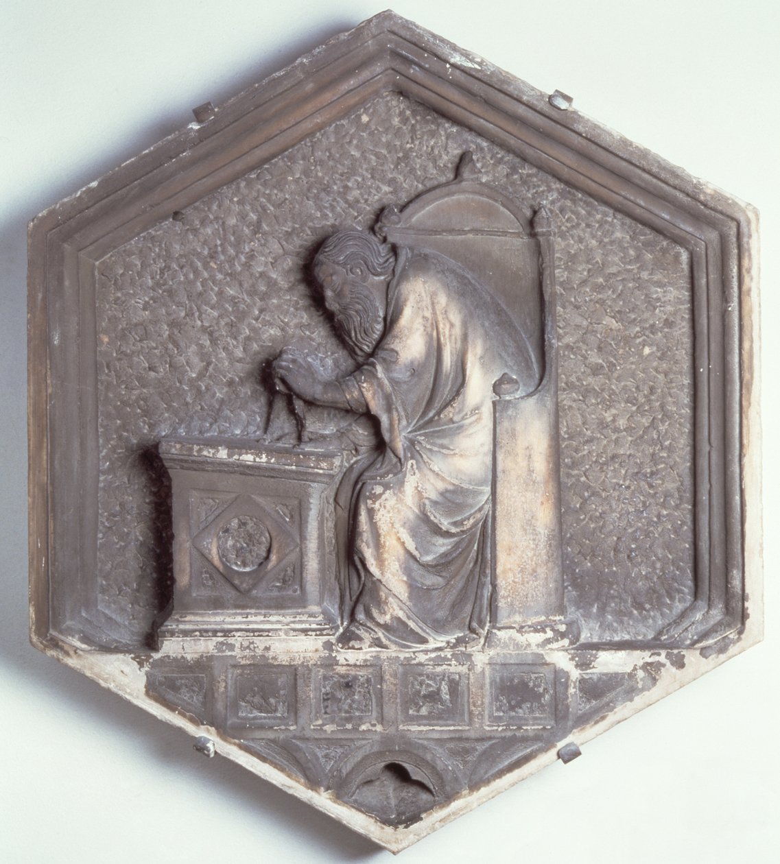 The Art of Architecture, sekskantet dekorativ reliefflise fra en serie, der skildrer udøverne af kunst og videnskab, muligvis baseret på design af Giotto (ca. 1266-1337) ca. 1334-1348 (marmor) af Andrea Pisano