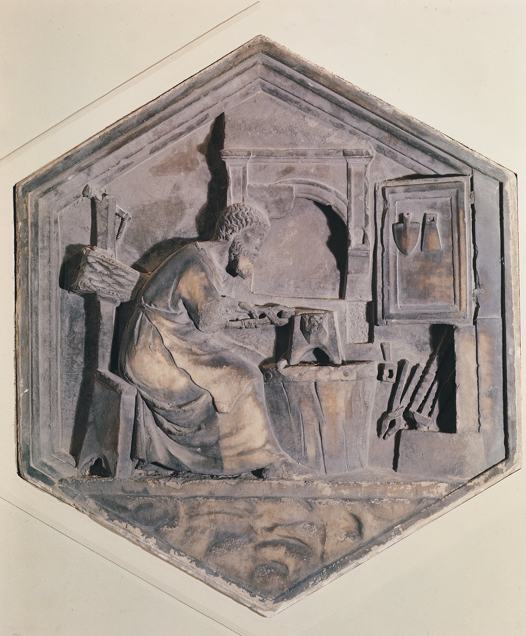 The Art of Forging, sekskantede dekorative reliefpaneler fra en serie, der forestiller udøverne af kunst og videnskab, muligvis baseret på design af Giotto (ca. 1334-48) (marmor) af Andrea Pisano