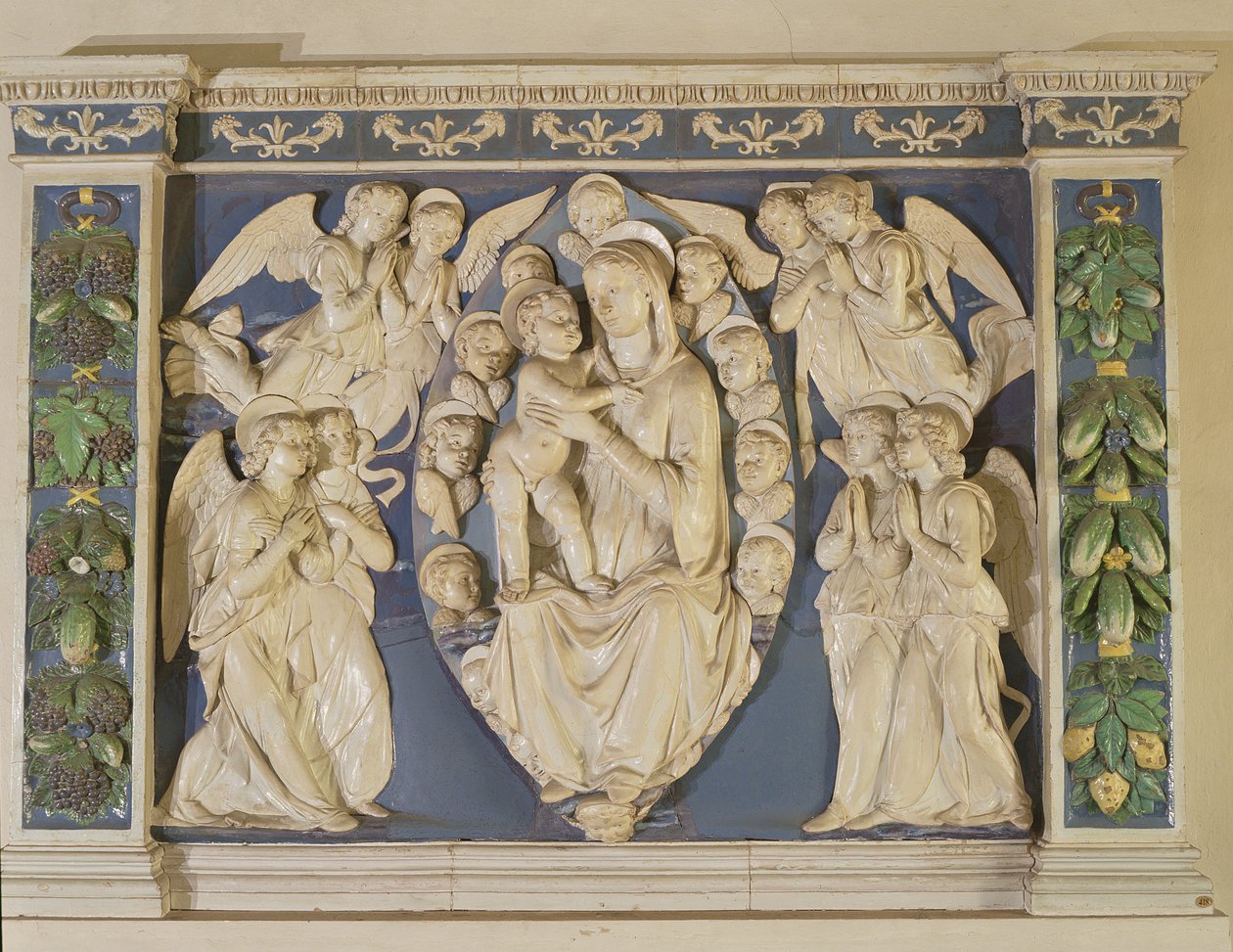 Madonna med barn med engle (glaseret terracotta) af Andrea Della Robbia