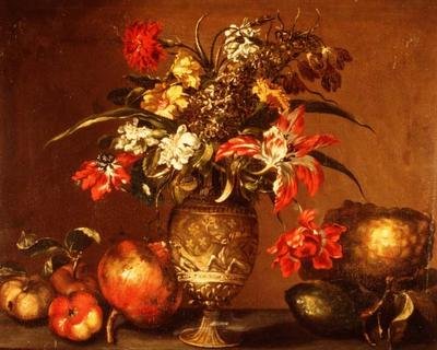 Tulipaner, en nellike og andre blomster i en forgyldt sølvvase med frugt på en afsats af Andrea (after) Belvedere