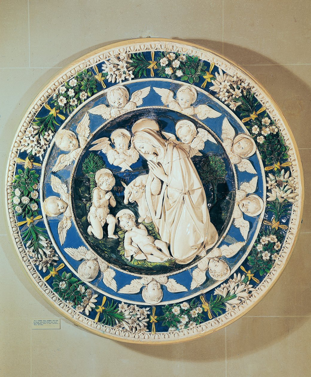 Tilbedelse af Jomfruen med Johannes Døberen og to keruber (polykrom glaseret terracotta) af Andrea Della Robbia