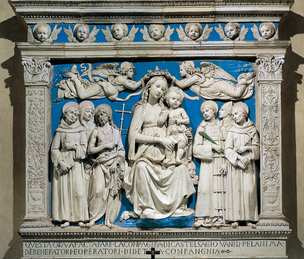 Madonna og barn med hellige, af Andrea della Robbia (1435-1525), glaseret lertøj, Medici-kapellet, Santa Croce-kirken, Firenze, Italien af Andrea Della Robbia
