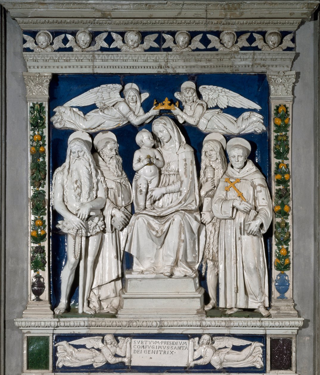 Tilflugtens jomfru Jomfru Maria og Jesusbarnet omgivet af den hellige Onuphre den Anachorete (eller den Store), den hellige Antonius den Store” (den hellige Antonius Abbe (250/251-356) (eller den hellige eneboer Antonius), den hellige Maria Magdalena og Sa af Andrea Della Robbia