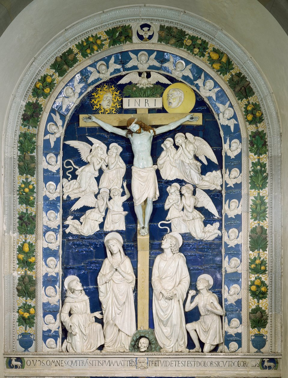 Korsfæstelsen med Saint Francois af Assisi, Saint John Evangelist og Saint Hieronymus indskrevet INRI (I.N.R.I.) på korset. Højrelief keramik af Andrea della Robbia (1435-1525) omkring 1481 Dim. 565x420 cm Santuario della Verna, Italien af Andrea Della Robbia