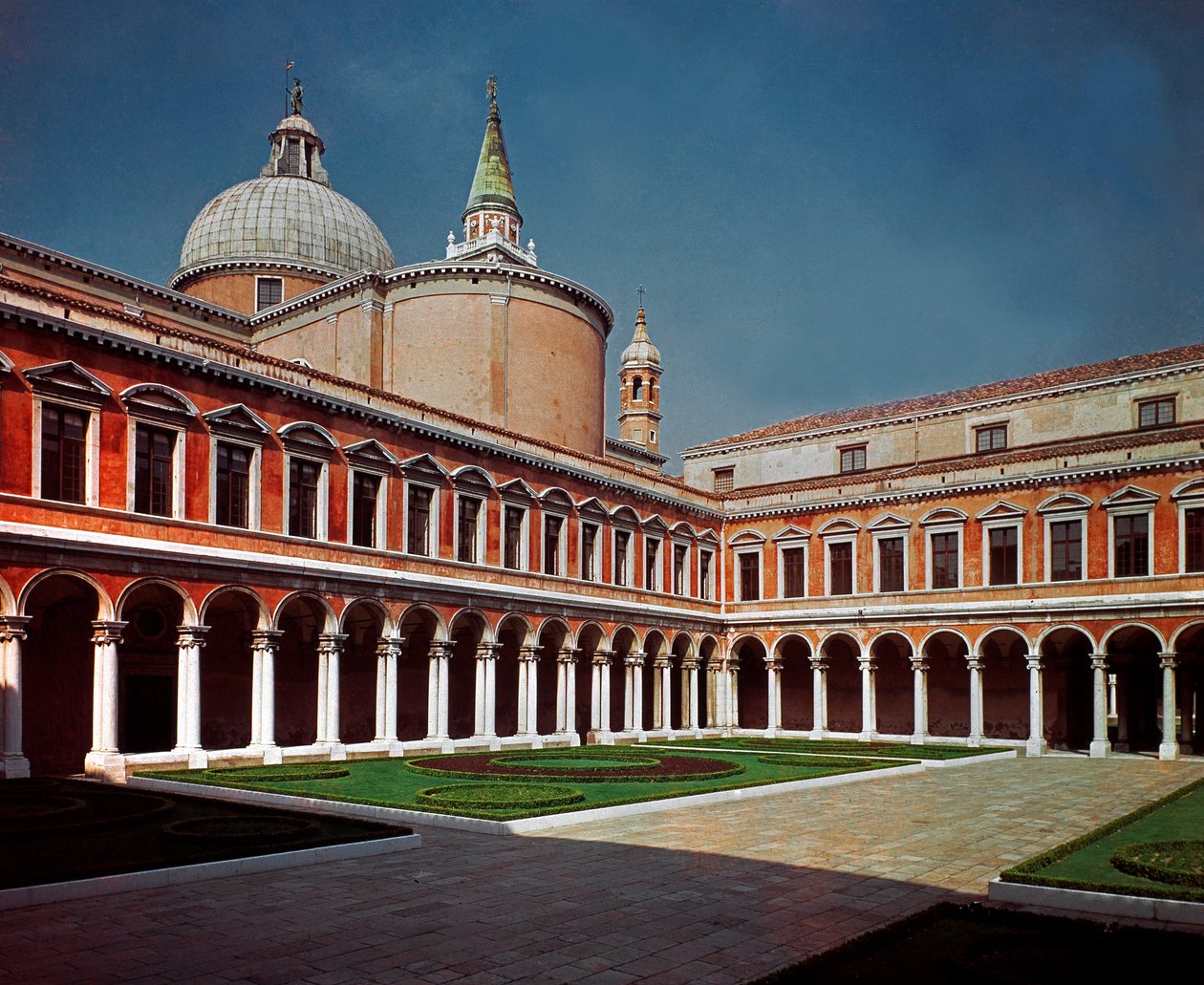 Renæssancearkitektur: udsigt over klostret i kirken San Giorgio Maggiore (Saint George the Major) designet af arkitekten Andrea di Pietro della Gondola dit Palladio (1508-1580) 1566 Venedig (Venezia), Italien af Andrea Palladio
