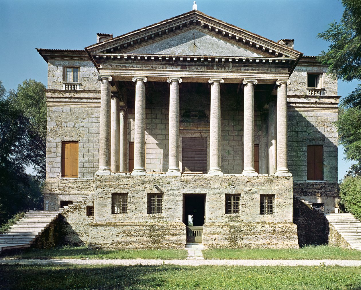 Udsigt over hovedfacaden, bygget i 1559-60 af Andrea Palladio