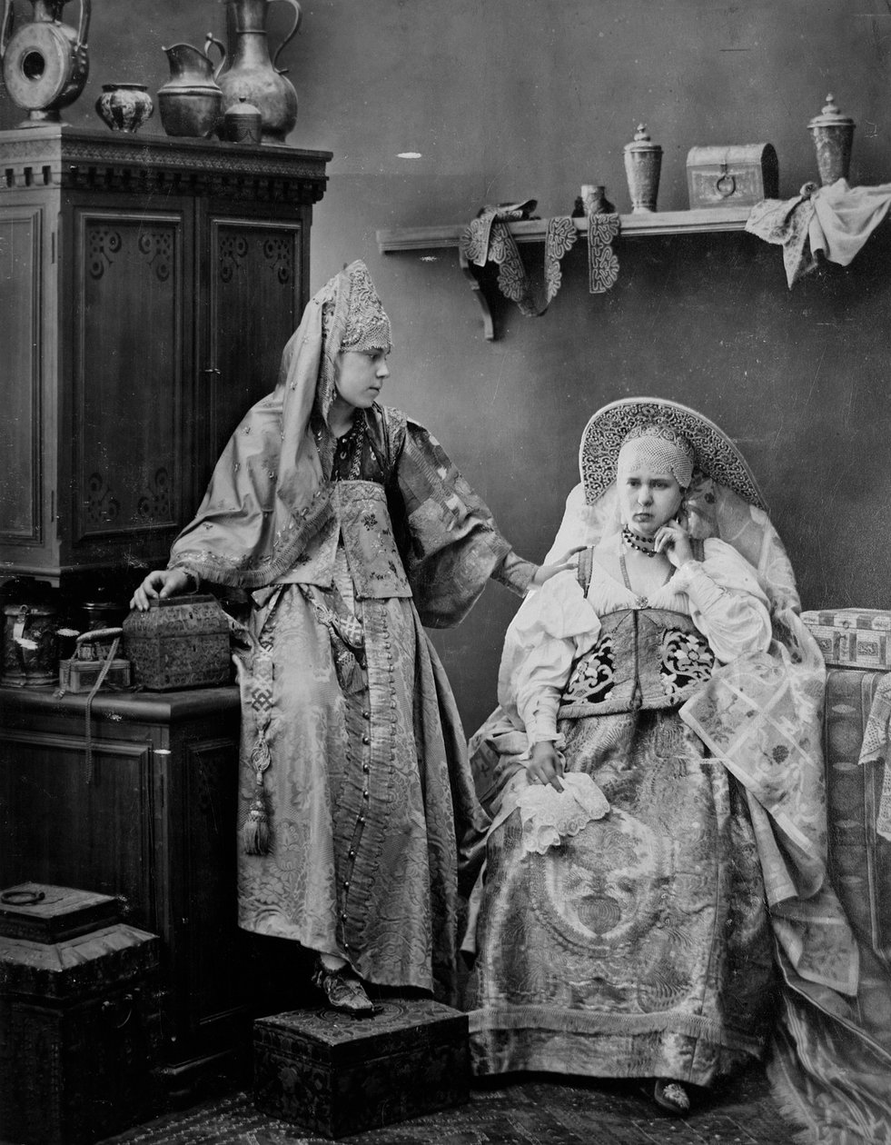 Piger i russisk kjole, c1870