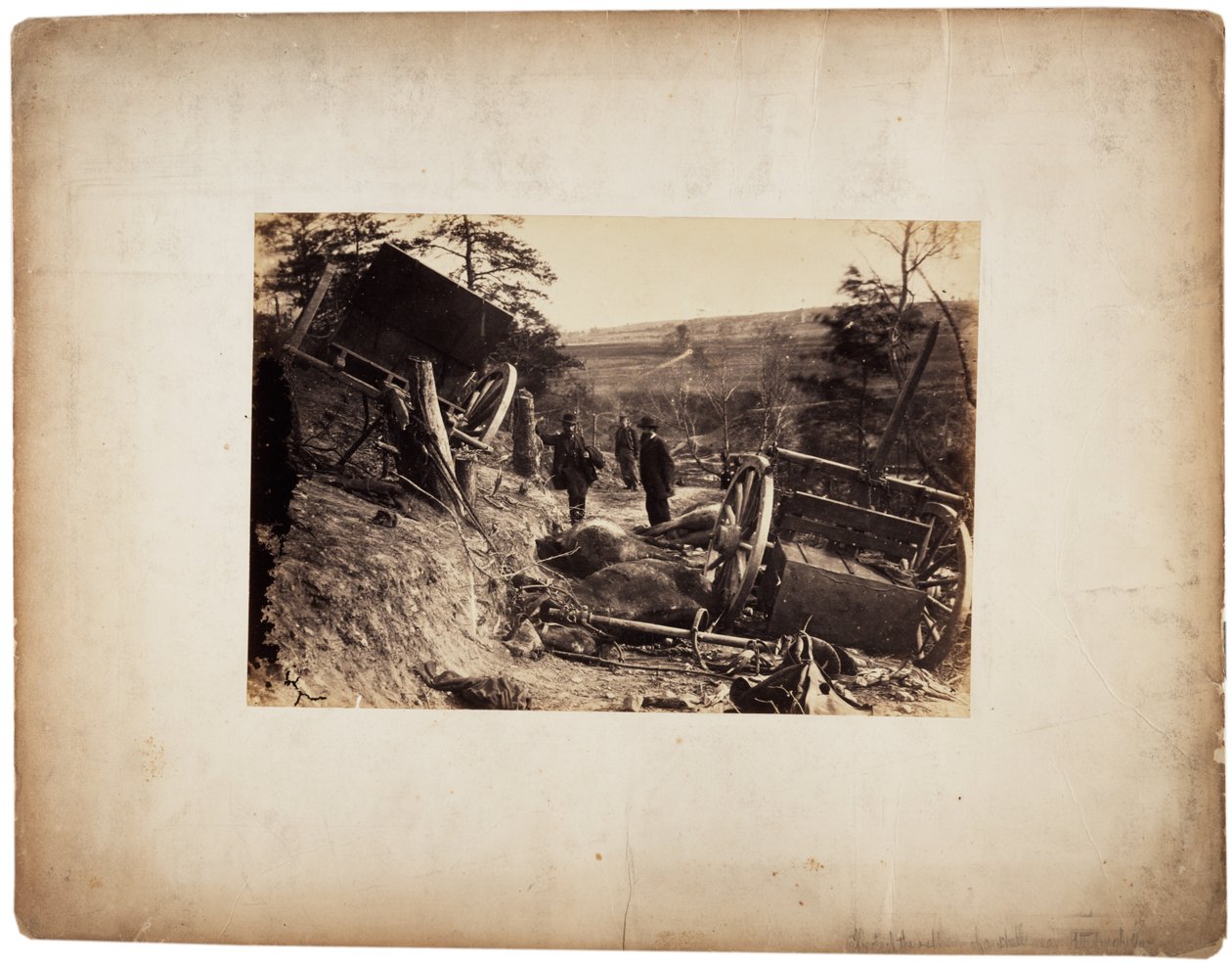 Albumintryk: Effekt af eksplosion af granater, nær Fredericksburg, Va., ca. 1862 (sepiafoto) af Andrew Joseph Russell