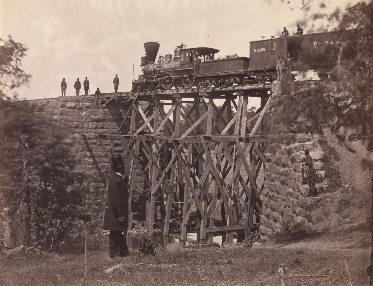 Bro på Orange og Alexandria Rail Road, som repareret af hærens ingeniører under oberst Herman Haupt, 1865 (albumin sølvtryk fra glasnegativ) af Andrew Joseph Russell