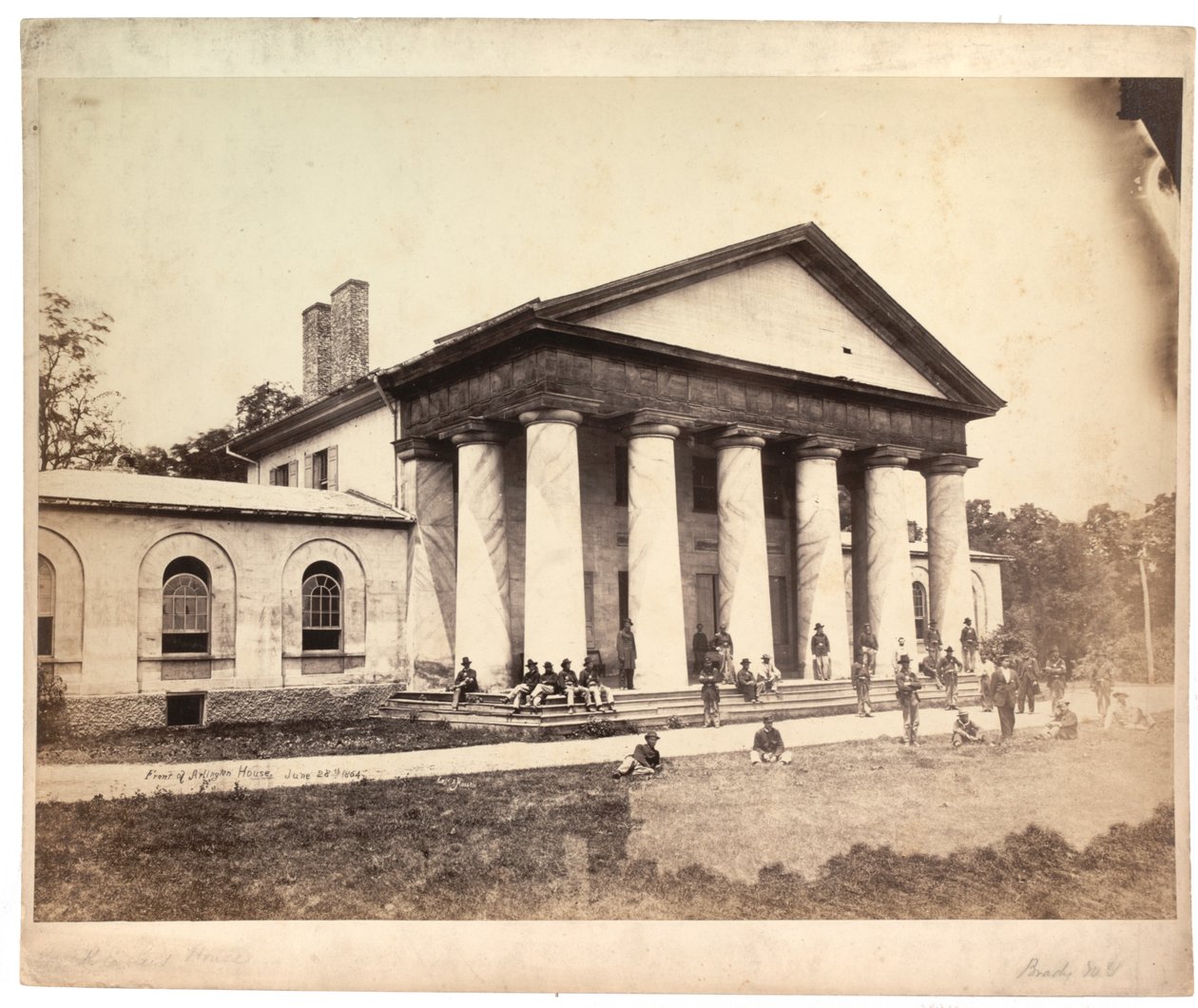 Forsiden af Arlington House, 28. juni 1864 (sepia-foto) af Andrew Joseph Russell
