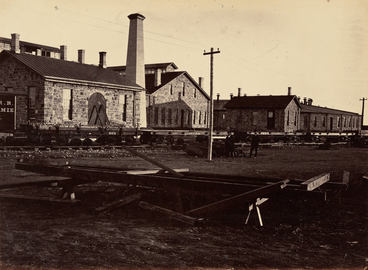 Tavle 17. Laramie Machine Shops, set fra sydvest, 1869 (foto) af Andrew Joseph Russell