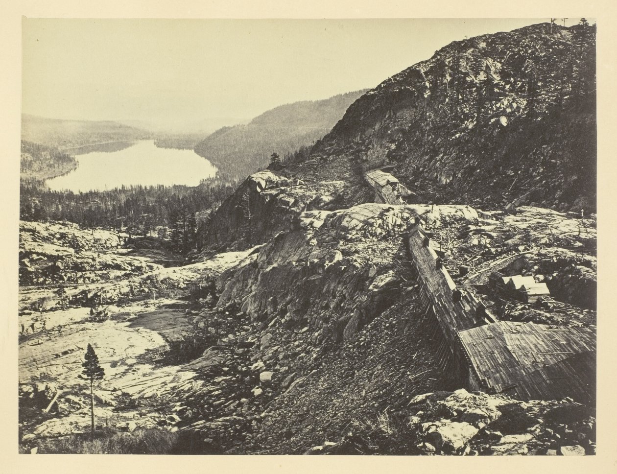 Topmødet i Sierra Nevada, sneskure i forgrunden, Donner-søen i det fjerne, C. P. R. R. af Andrew Joseph Russell