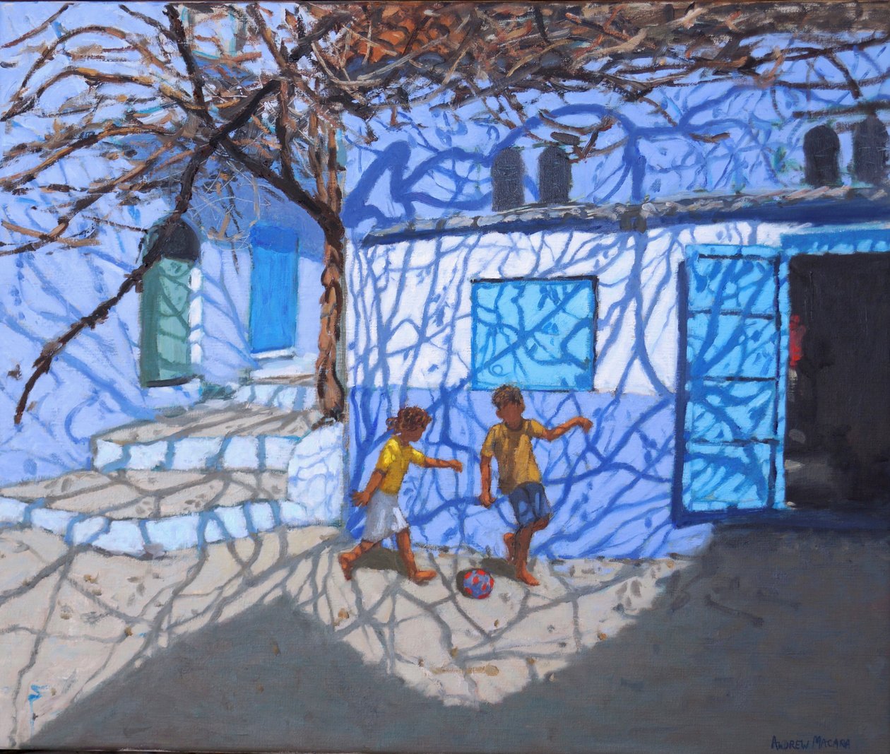 Boldspil på gaden, Chefchaouen, Marokko, 2018, (olie på lærred) af Andrew Macara