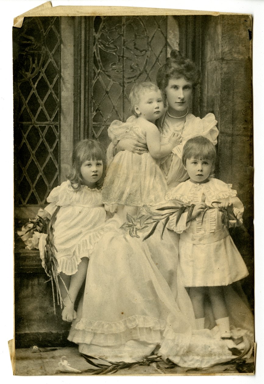 Hertuginde Evelyn og tre børn, ca. 1899 (s/h-foto) af Thomas Kelly
