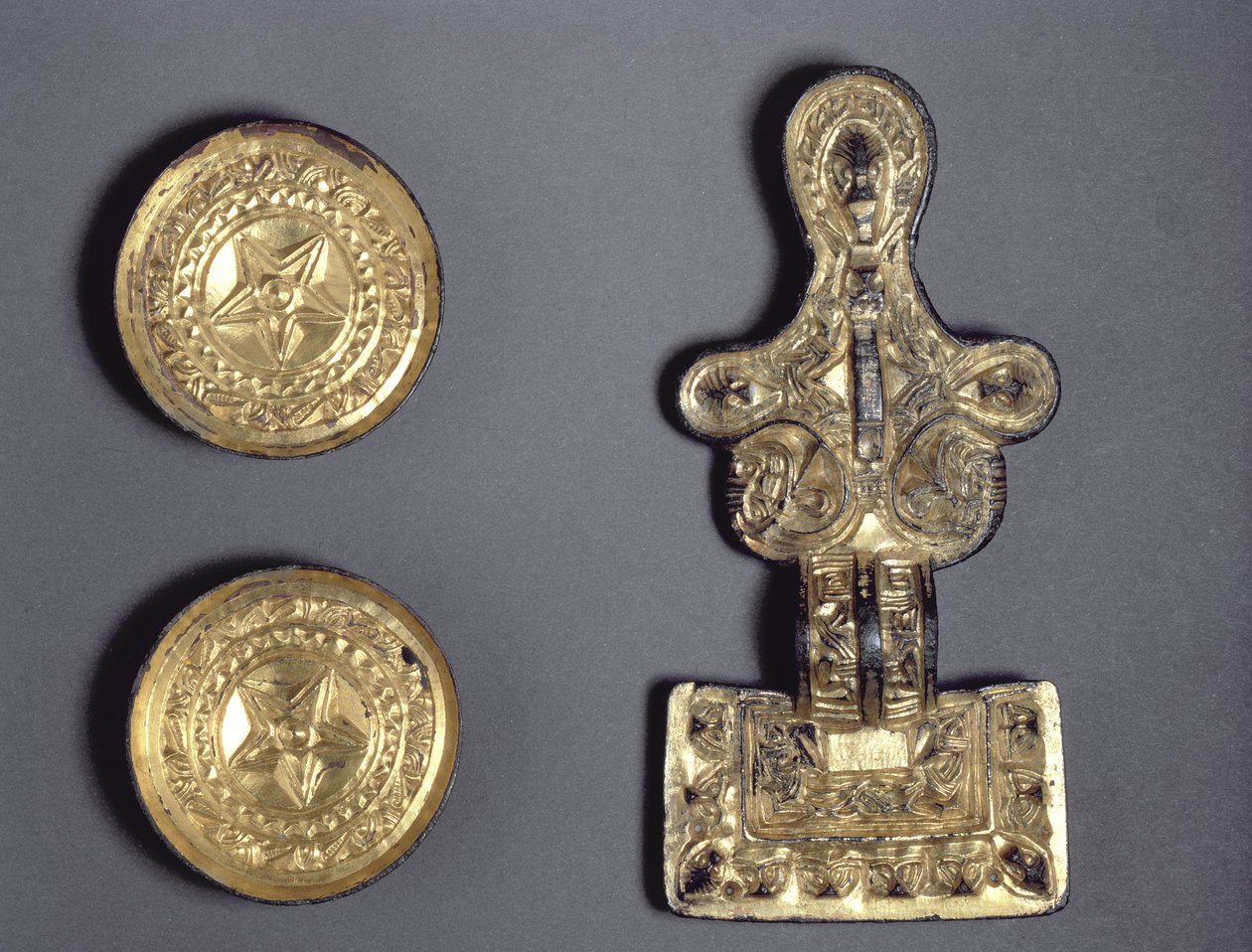 Et par tallerkenbrocher og en broche med firkantet hoved, fundet i Fairford, Gloucestershire, angelsaksisk, 5.-6. århundrede (forgyldt kobberlegering) af Anglo Saxon