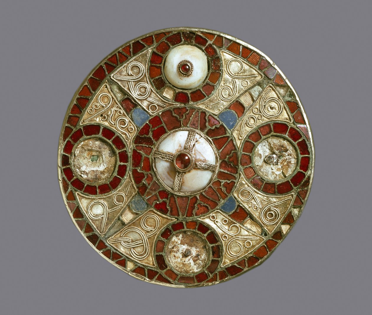 Skivebroche med juveler, fra grav 3 i Monkton, Kent, angelsaksisk (guld med granater og skal) af Anglo Saxon