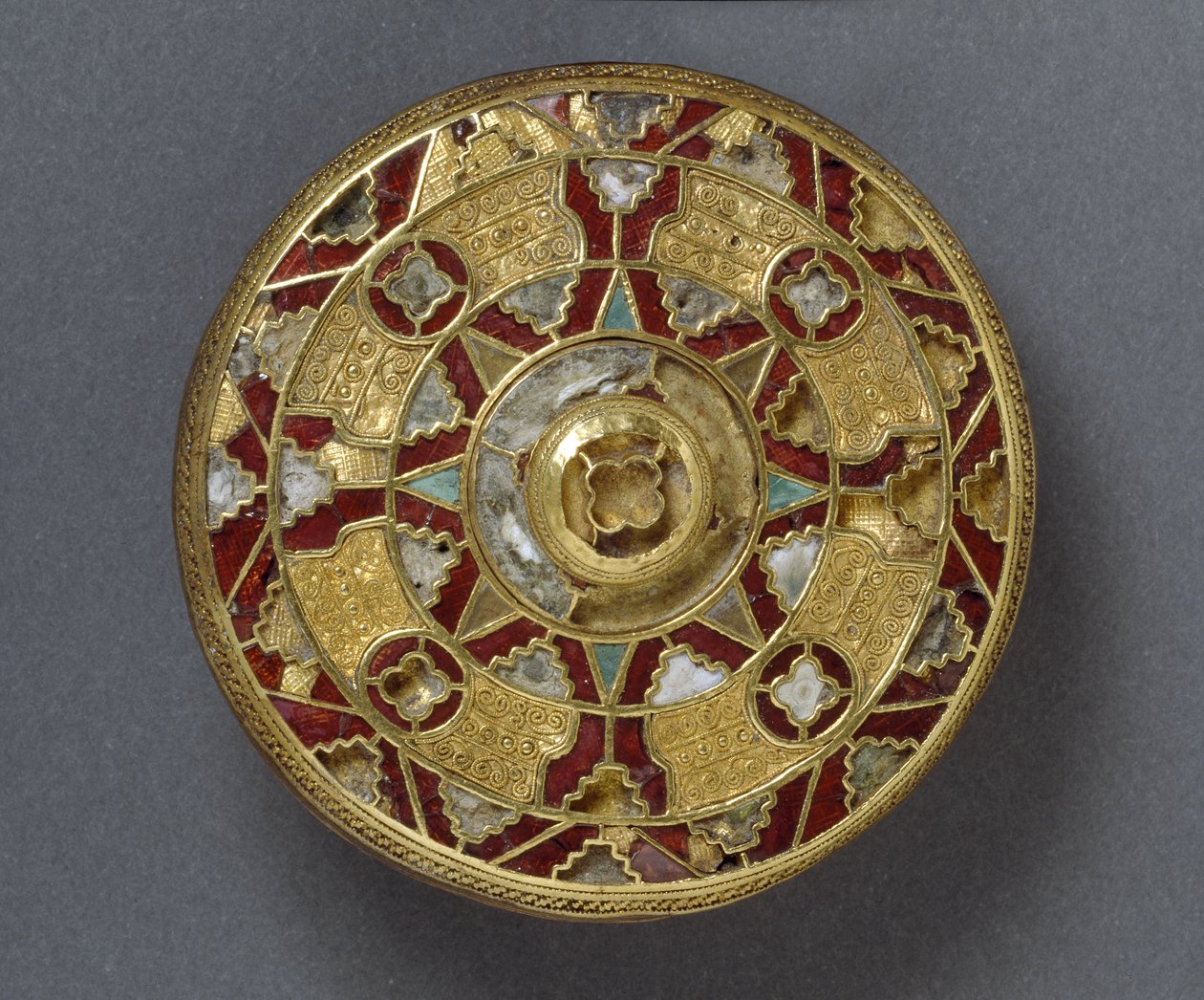 Skivebroche med juvel, fra Sarre, Kent, angelsaksisk (guld med sølv, granater og skal) af Anglo Saxon