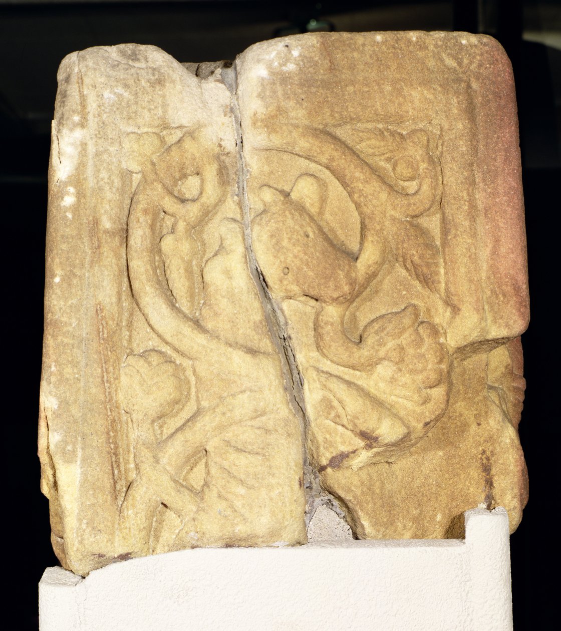 Rothbury Cross skaftfragment, dekoreret med en beboet rulle, 800-850 e.Kr. af Anglo Saxon
