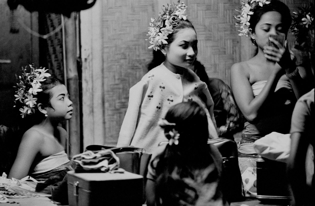 Bali Dancers, Tandjung Sari Hotel, Sanur af Angus Forbes