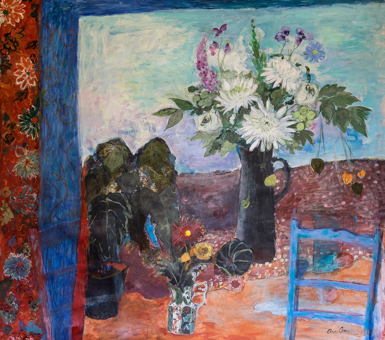 Stilleben med blomster og en blå stol, 2019 (akryl) af Ann Oram