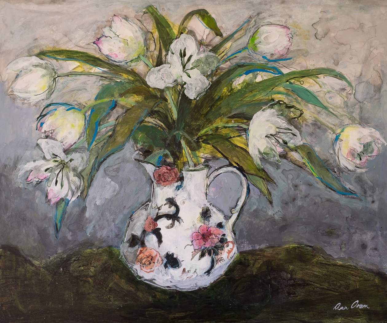 Hvide tulipaner i en jernstenskande, 2019 (akryl) af Ann Oram