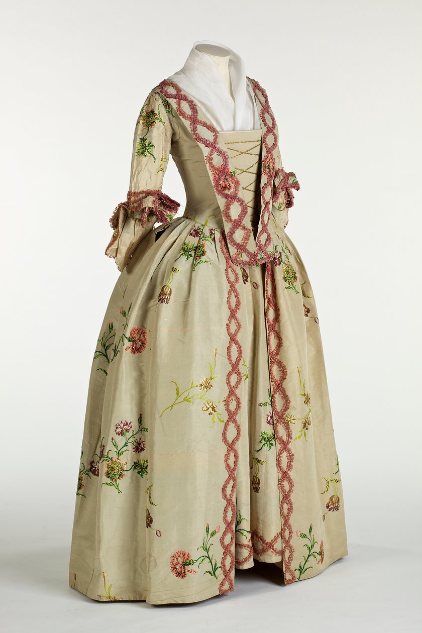 Kjole og underkjole i elfenben eller beige brokadet Spitalfields silke, ca. 1740-60 (silke) af Anna Maria Garthwaite