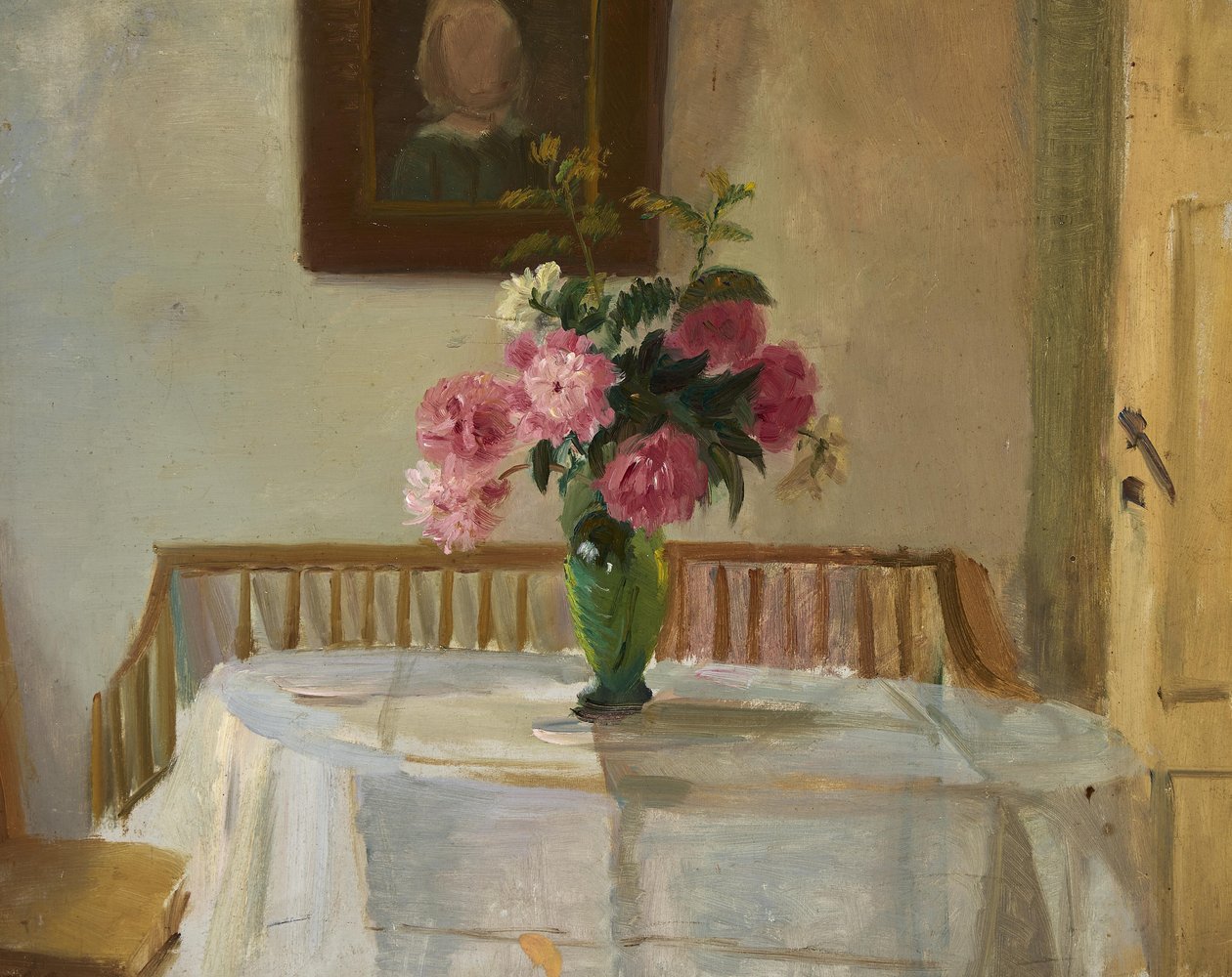 Interiør fra Anchers hus på Markvej, Skagen, med lyserøde krysantemum i en vase på et bord. af Anna Ancher
