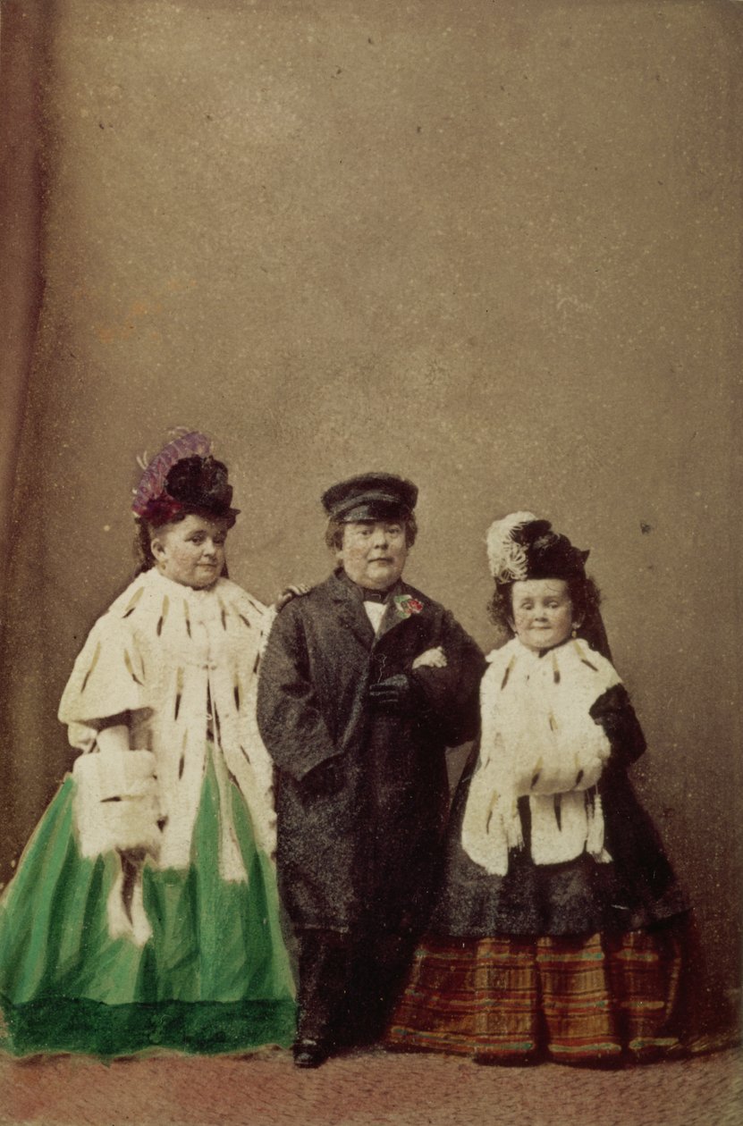 Charles Sherwood Stratton, kendt som General Tom Thumb (1838-83), med sin kone Lavinia (nee Warren) (1841-1919) og sin svigerinde, portrætfotografi af Unbekannt Unbekannt