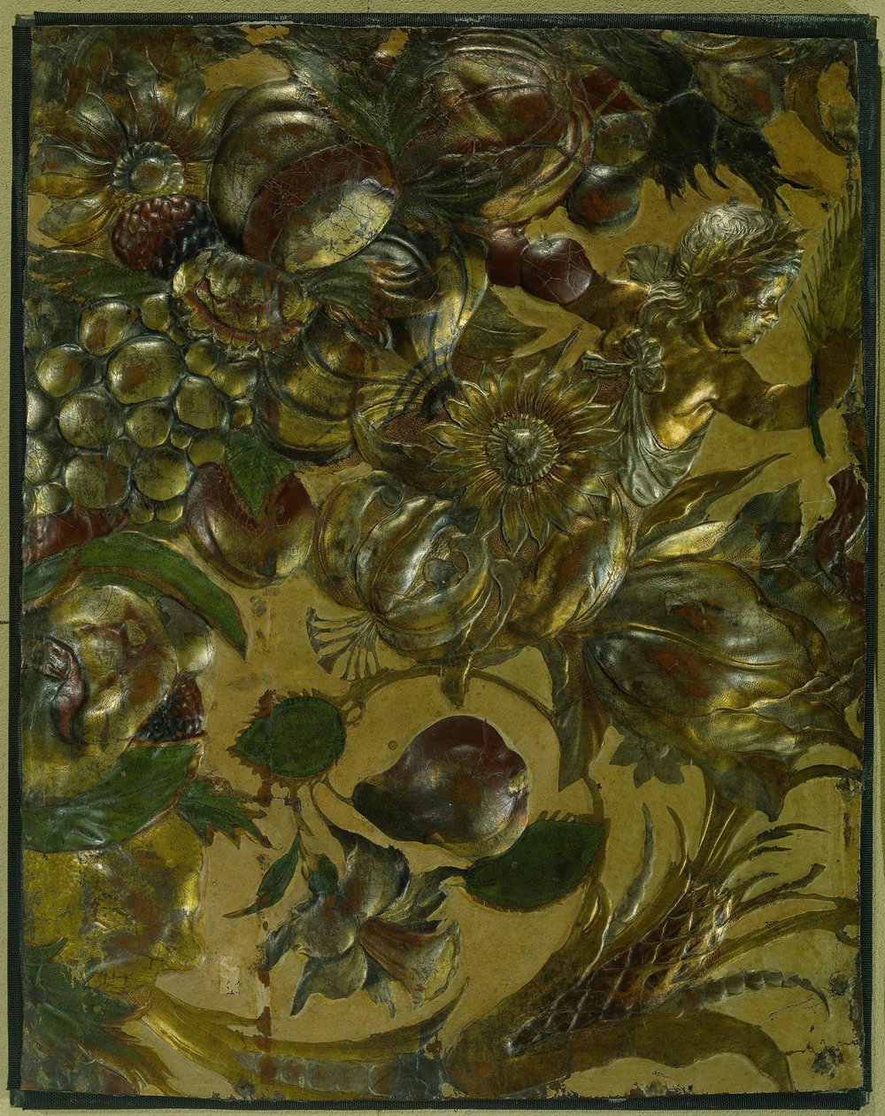 Fragment af guldlæder med præget ornament med ranker, blomster, frugter og en putto af Anonymous