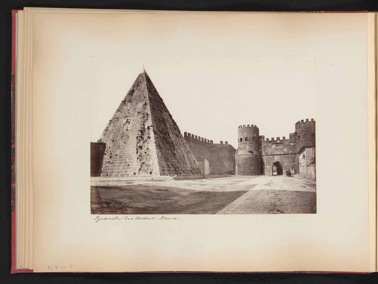 Udsigt over pyramiden af ​​Caïus Cestius og Porta Ostiense i Rom, Italien Pyramide af Cestius. Roma (titel på objekt) af Anonymous