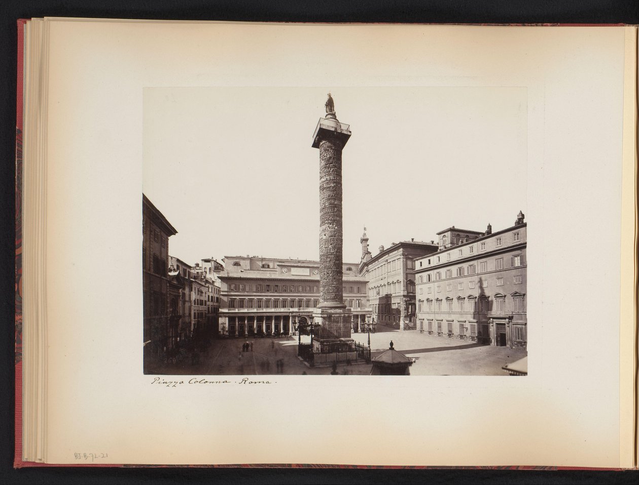 Udsigt over søjlen af ​​Marcus Aurelius i Rom, Italien Piazza Colonna. Roma (titel på objekt) af Anonymous