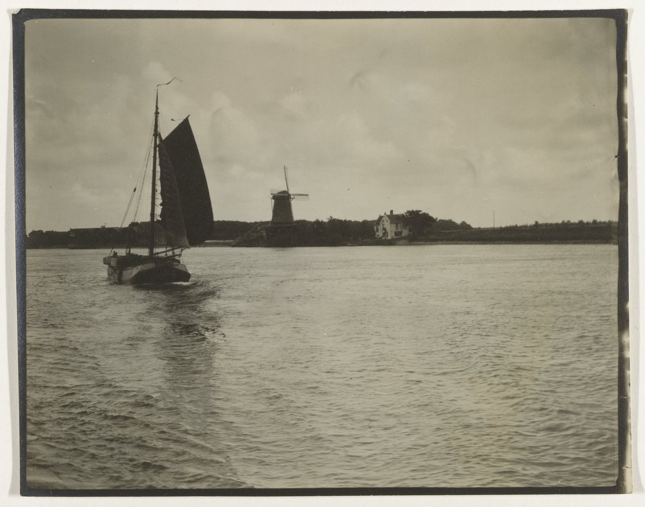 Udsigt over en flod eller Zuiderzee med et sejlskib og en mølle, Holland af Anonymous
