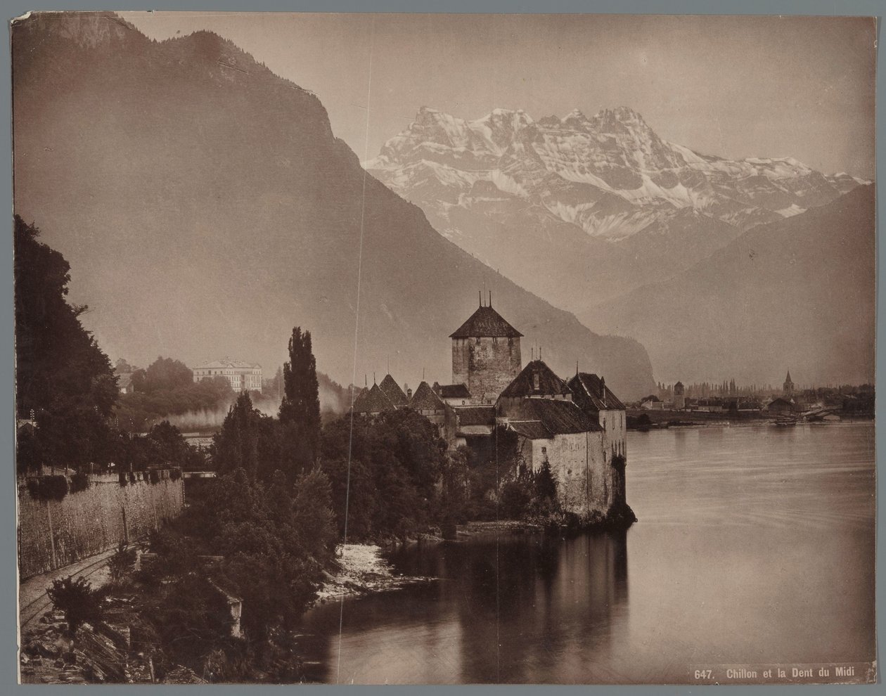 Chillon Slot ved Genevesøen, Dents du Midi i det fjerne Chillon et la Dent du Midi (titel på objekt) af Anonymous