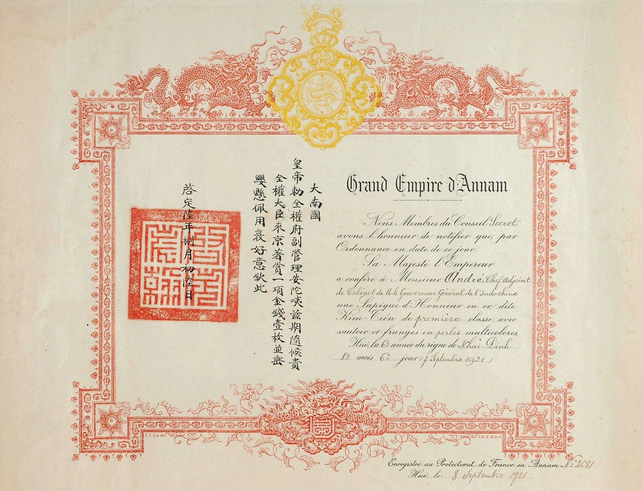 Hædersbeviset Sapeque til Kim Tien soldat af 1. klasse af Empire of Annam, Vietnam-regionen (Indochina fransk). Blæk på datopapir dd 1921, totalmål 51Cm X 40Cm. af Anonymous Anonymous