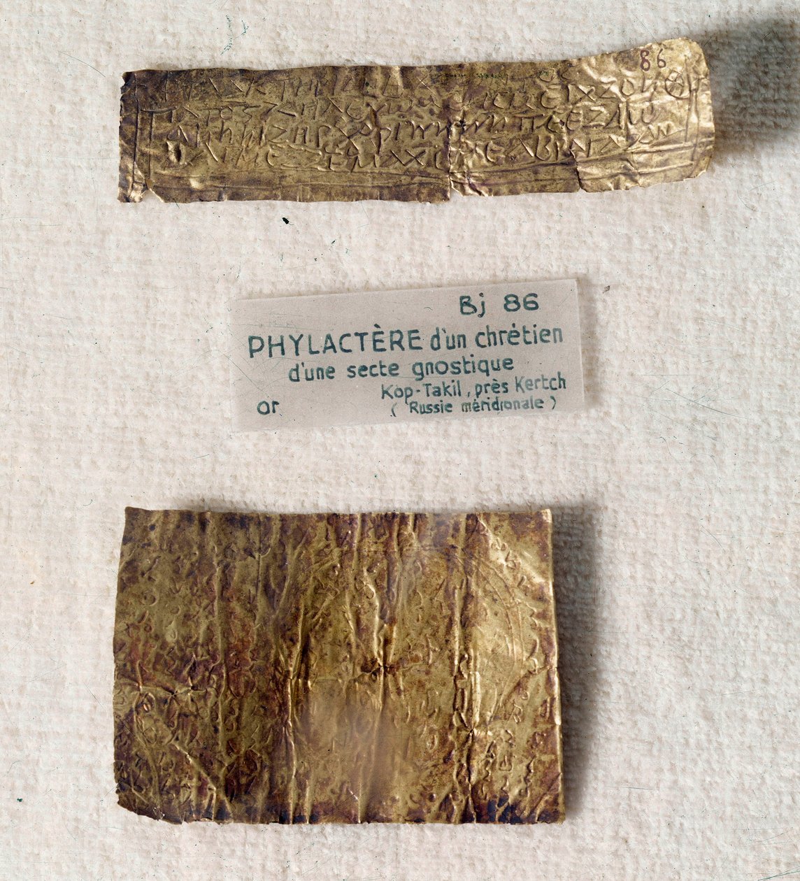 Kristne antikviteter: guld phylactere (stykke pergament) af en kristen fra en gnostisk sekt. Fra Kerch, stedet for Kop-Takil (det gamle Grækenland i Ukraine). Louvre-museet, Paris af Anonymous Anonymous