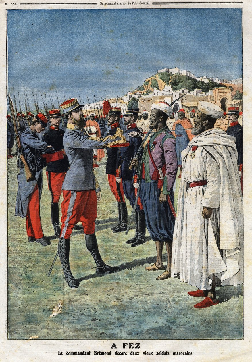 Kommandør Edouard Bremond (1868-1948) dekorerer to gamle marokkanske soldater i Fez. Indgravering i "" Le Petite Journal"", den 21/01/1912. Privat samling. af Anonymous Anonymous
