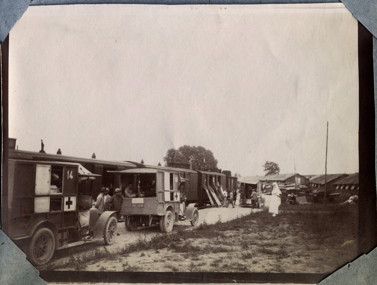 Første Verdenskrig 1914-1918: Vaccination af soldater af franske Røde Kors-sygeplejersker på Saint Gilles (Saint-Gilles) station i Den Engelske Kanal, Nedre Normandiet (Nedre Normandiet), Frankrig. Anonym fotografering juni 1917. Privat samling, Stella. af Anonymous Anonymous