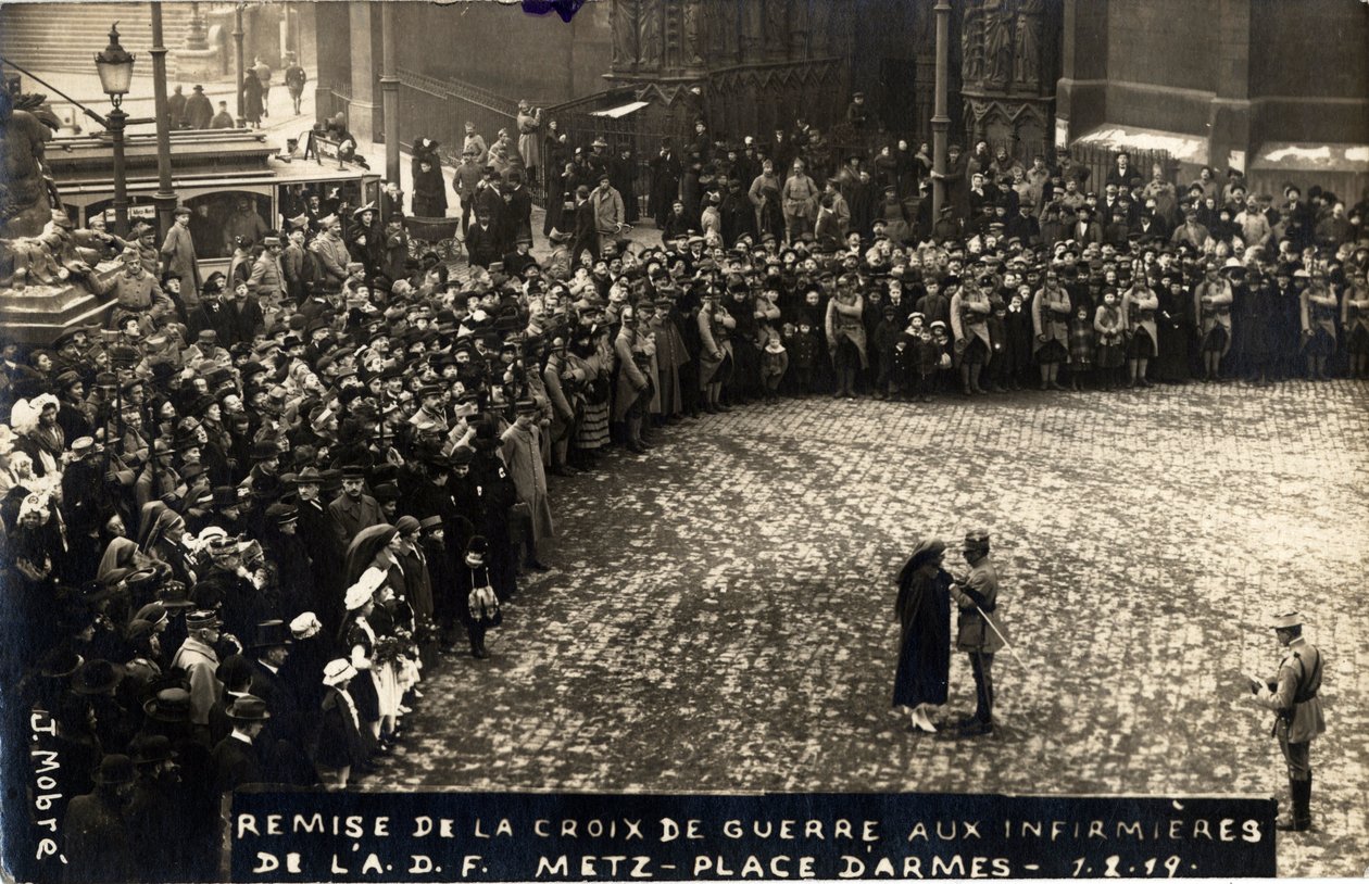 Første Verdenskrig 1914-1918: overdragelse af krigskorset til sygeplejersker fra ADF (A.D.F.) i Metz, place d
