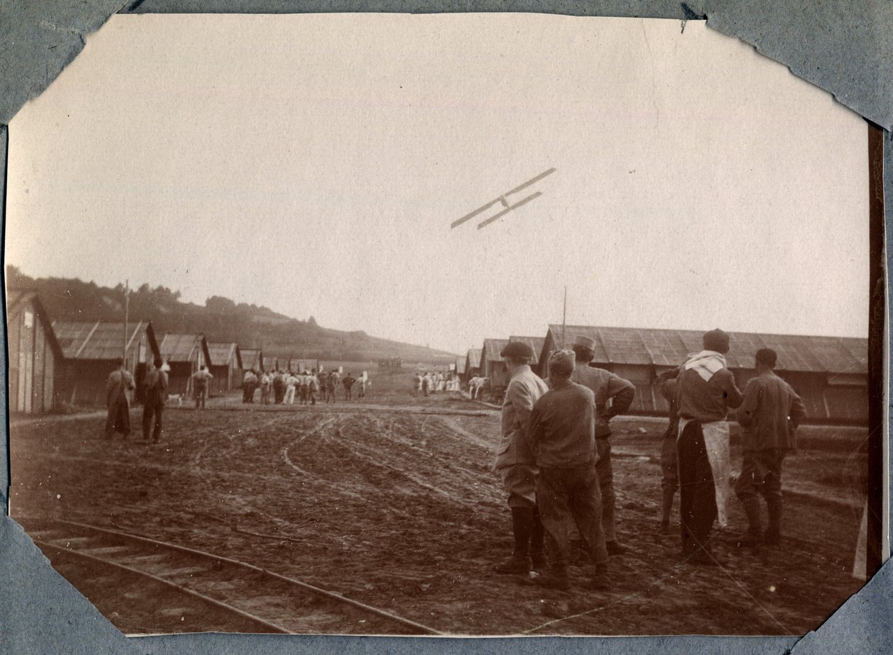 Første verdenskrig 1914-1918: militæreskadron Mont Saint Martin flyver over lejren Couville, Manche, Nedre Normandiet (Nedre Normandiet), Frankrig. Anonym fotografering juni 1917. Privat samling, Stella. af Anonymous Anonymous