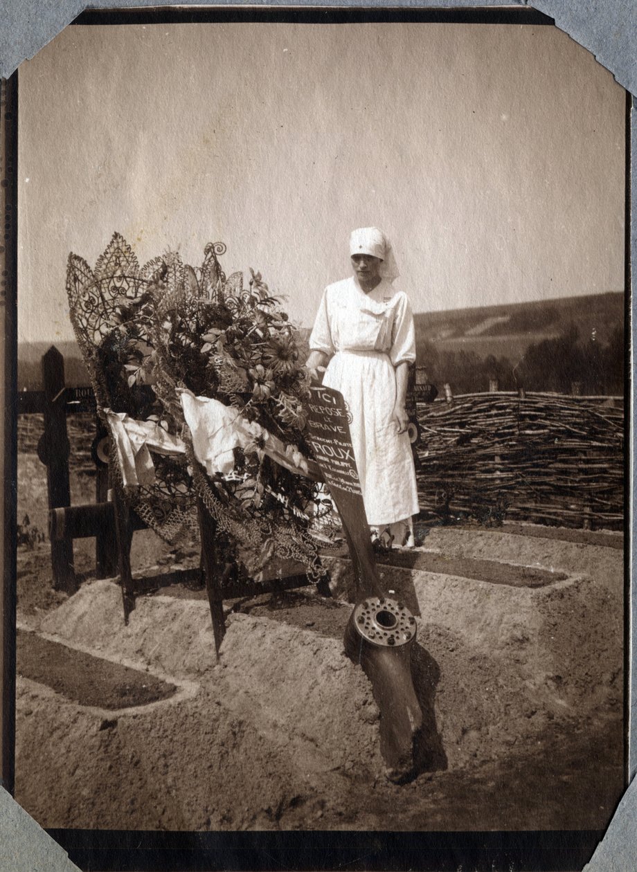 Første Verdenskrig 1914-1918: Sygeplejerske (Therese Pavillou?) i en bluse på graven af den franske pilotsergent Roux, der døde i en alder af 21, i Couville, Manche, Basse-Normandie (Nedre Normandiet), Frankrig. Anonymt fotografi juli 1917. Privat samling, af Anonymous Anonymous