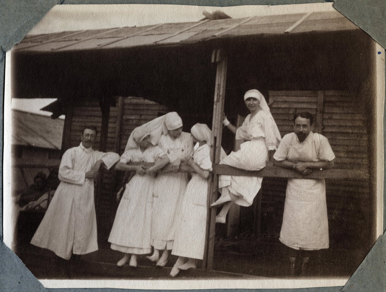 Første Verdenskrig 1914-1918: sygeplejersker og læger i bluse i Couville, Manche, Basse-Normandie (Basse Normandiet), Frankrig. Anonymt fotografi juli 1917. Privat samling, Stella. af Anonymous Anonymous