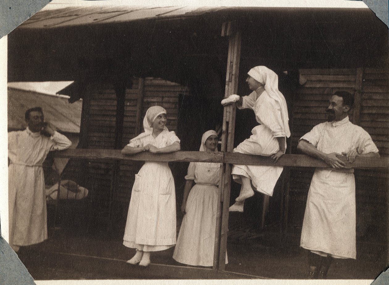 Første Verdenskrig 1914-1918: Sygeplejersker og læger i bluse taler i Couville, Manche, Nedre Normandiet (Basse Normandiet), Frankrig. Anonymt fotografi juli 1917. Privat samling, Stella. af Anonymous Anonymous