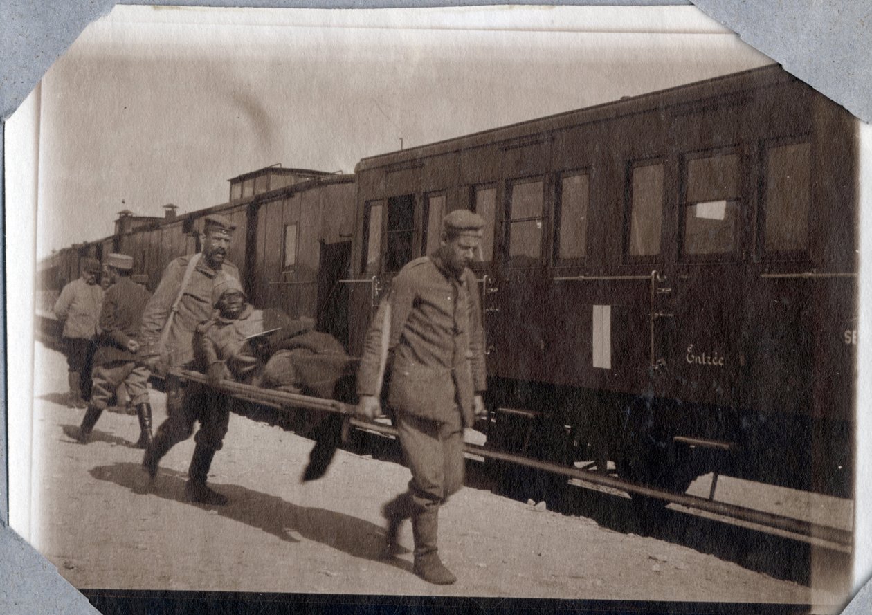 Første Verdenskrig 1914-1918: soldatsår og bårer på en station i Den Engelske Kanal, Nedre Normandiet (Nedre Normandiet), Frankrig. Anonym fotografering maj 1917. Privat samling, Stella. af Anonymous Anonymous
