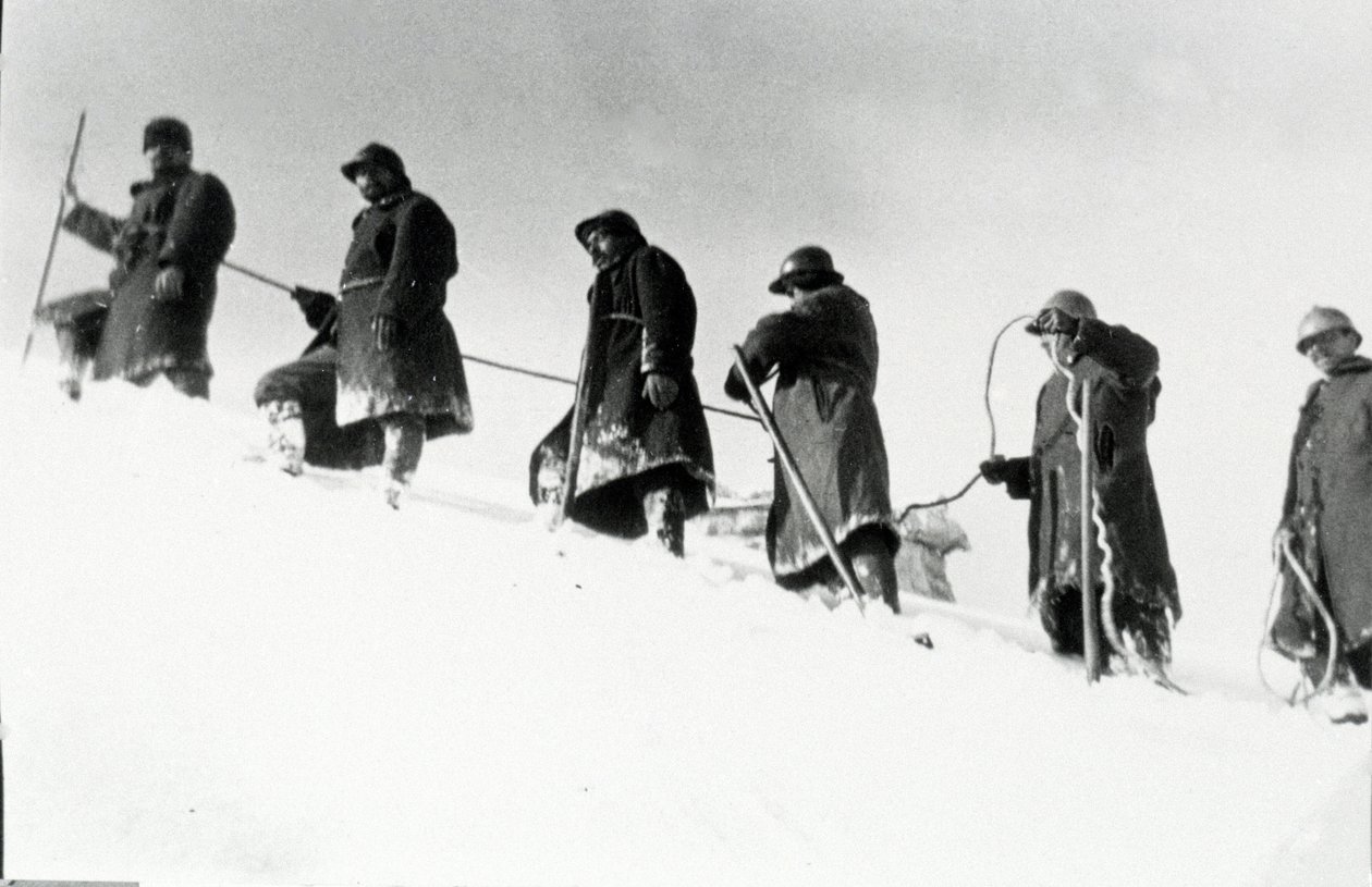 Første Verdenskrig: Italienske alpine jægere (alpino eller alpini) under en opstigning af Anonymous Anonymous