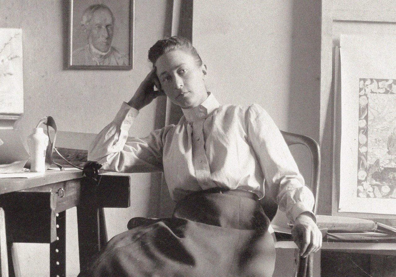 Hilma af Klint i sit atelier på Hamngatan, Stockholm, ca. 1895 (fotografi) af Anonymous Anonymous