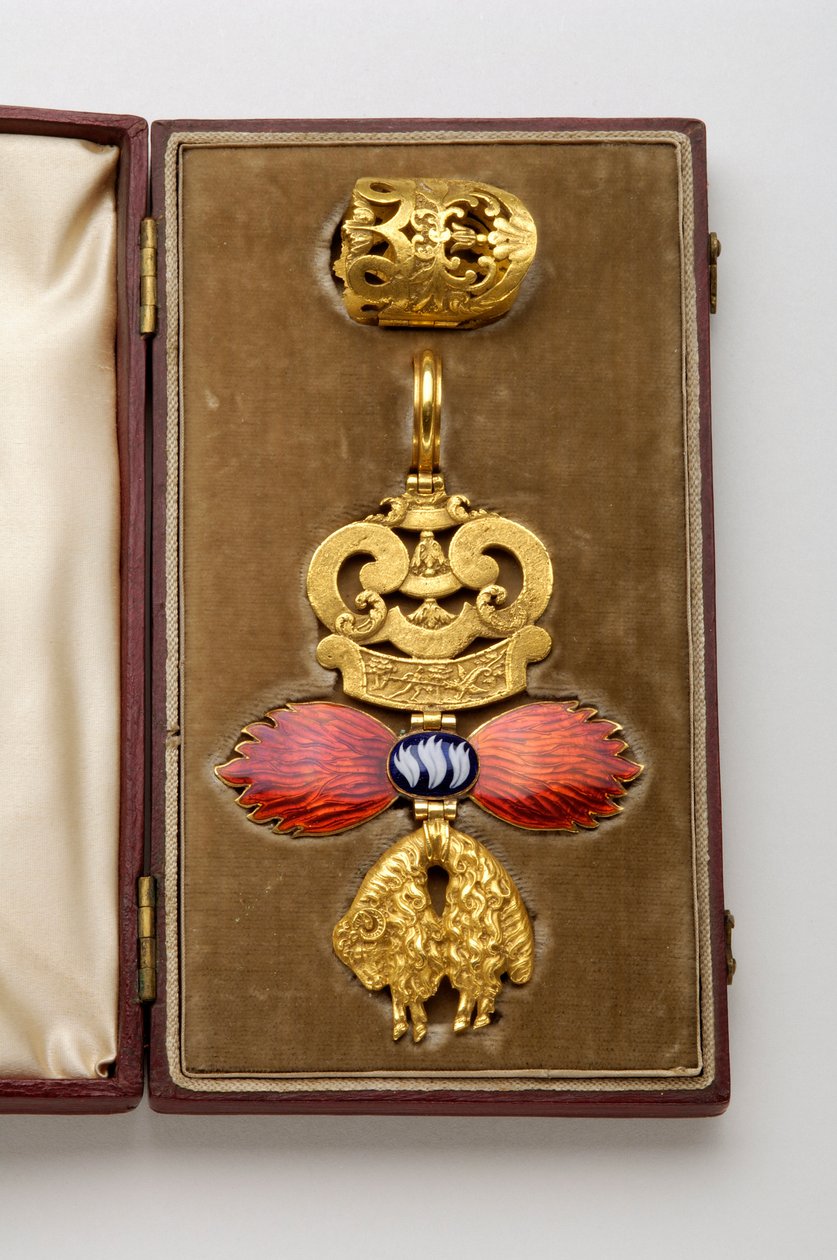 Ordenen af det gyldne skind: Spansk guldskind - emblem tilhørende Arthur Wellesley (1769-1852) - Oavers - Fremstillet af Hamlet (London) - Debut af det 19. århundrede - Guld og emaljer - H: 7,8 cm; B: 5,6 cm; Vægt: 38 g - Originalt etui i bordeaux mar af Anonymous Anonymous