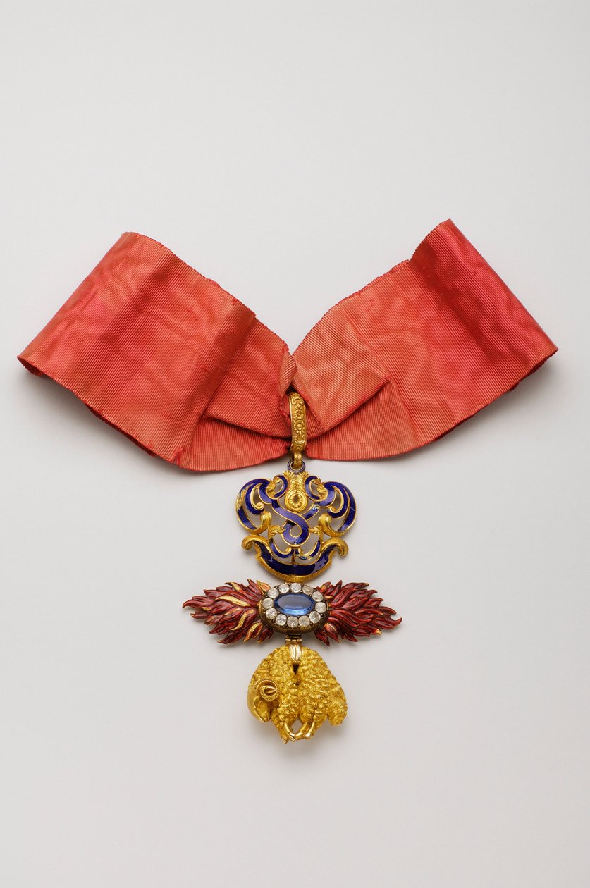 Ordenen af det gyldne skind: Spansk guldskind - Insignier tilhørende Jean Charles de Saldanha Oliveira e Daun (1790-1876) - Midten af det 19. århundrede - Guld, diamanter, safir og emaljer - H 10,6 cm; b 7,6 cm; vægt: 96 g - Privat samling af Anonymous Anonymous